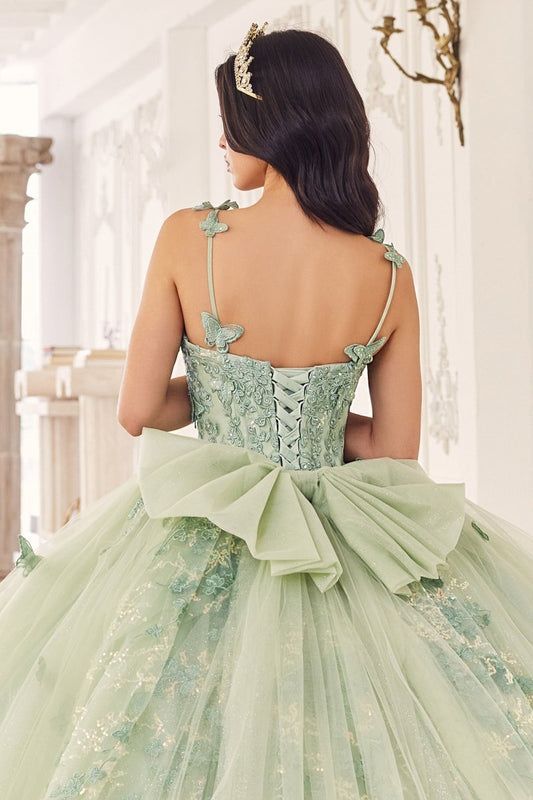Vestido de XV verde salvia de tul con mariposas, brillos y moño 15718
