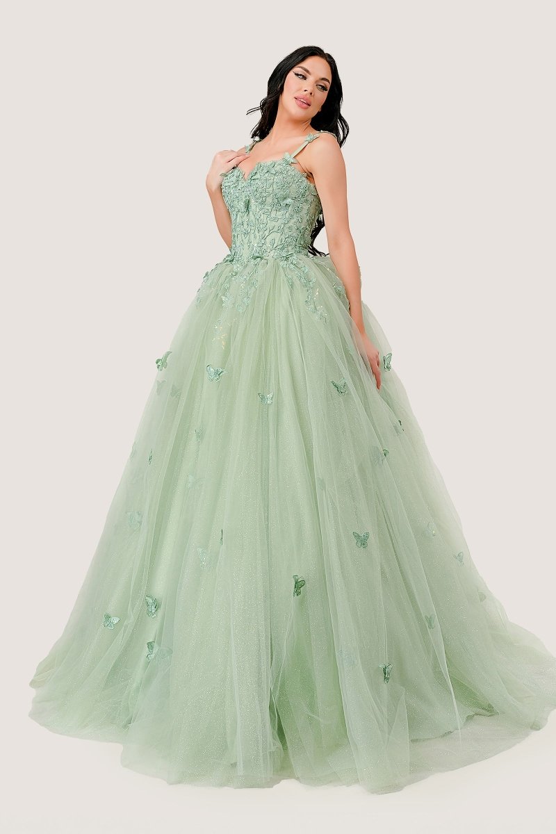 Vestido de XV verde salvia de tul con mariposas, brillos y moño 15718