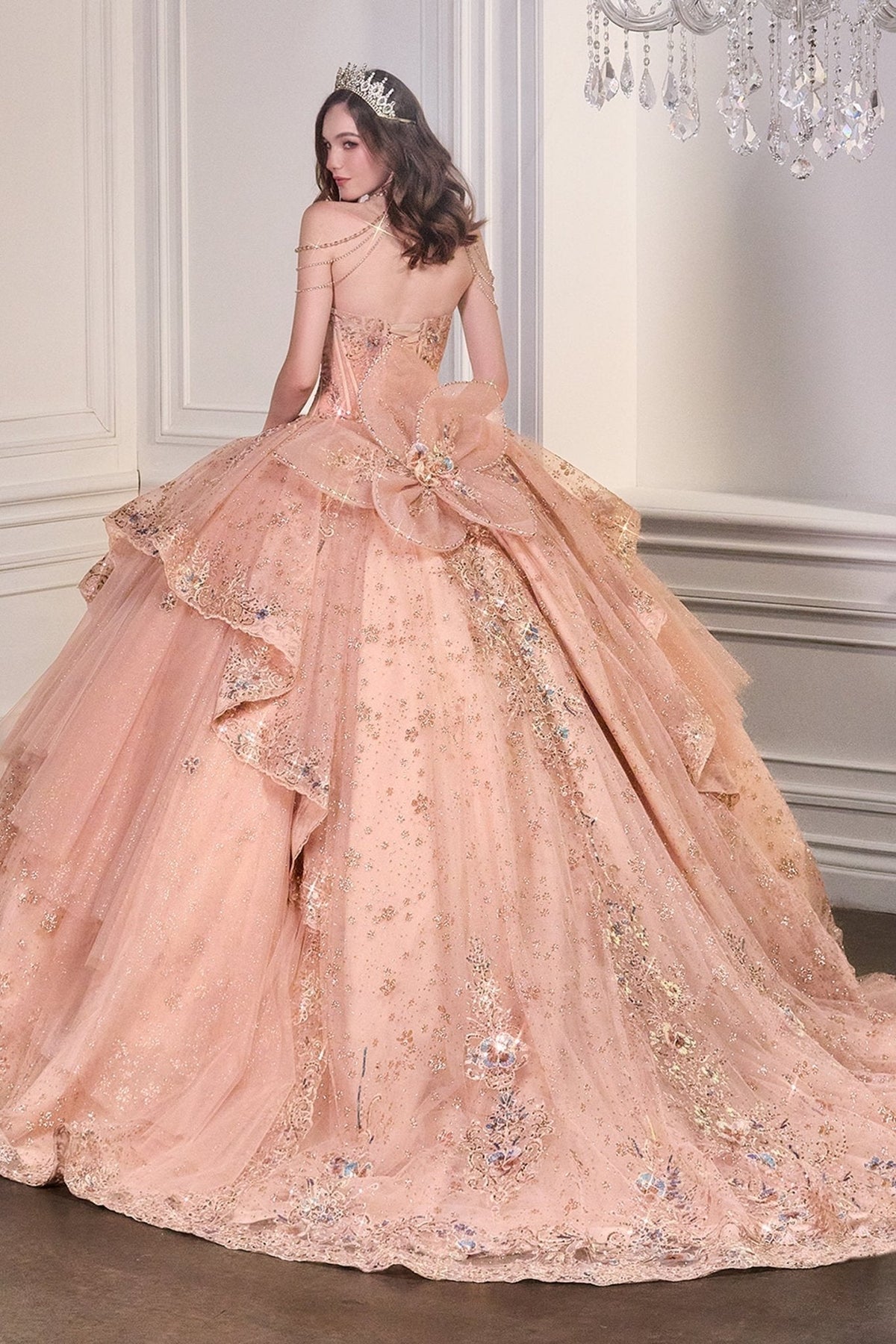 Vestido largo de encaje bordado con brillos, moño y pedrería 15727