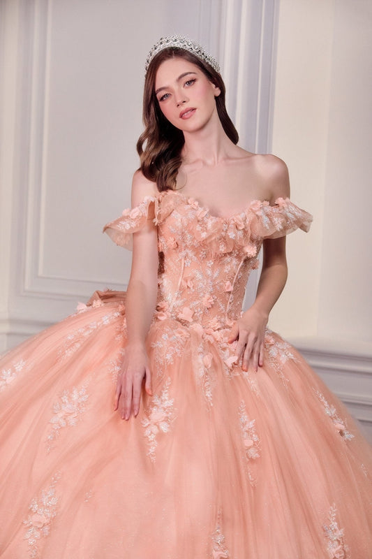 Vestido de XV de encaje bordado con flores 3D, brillos y moño 15731