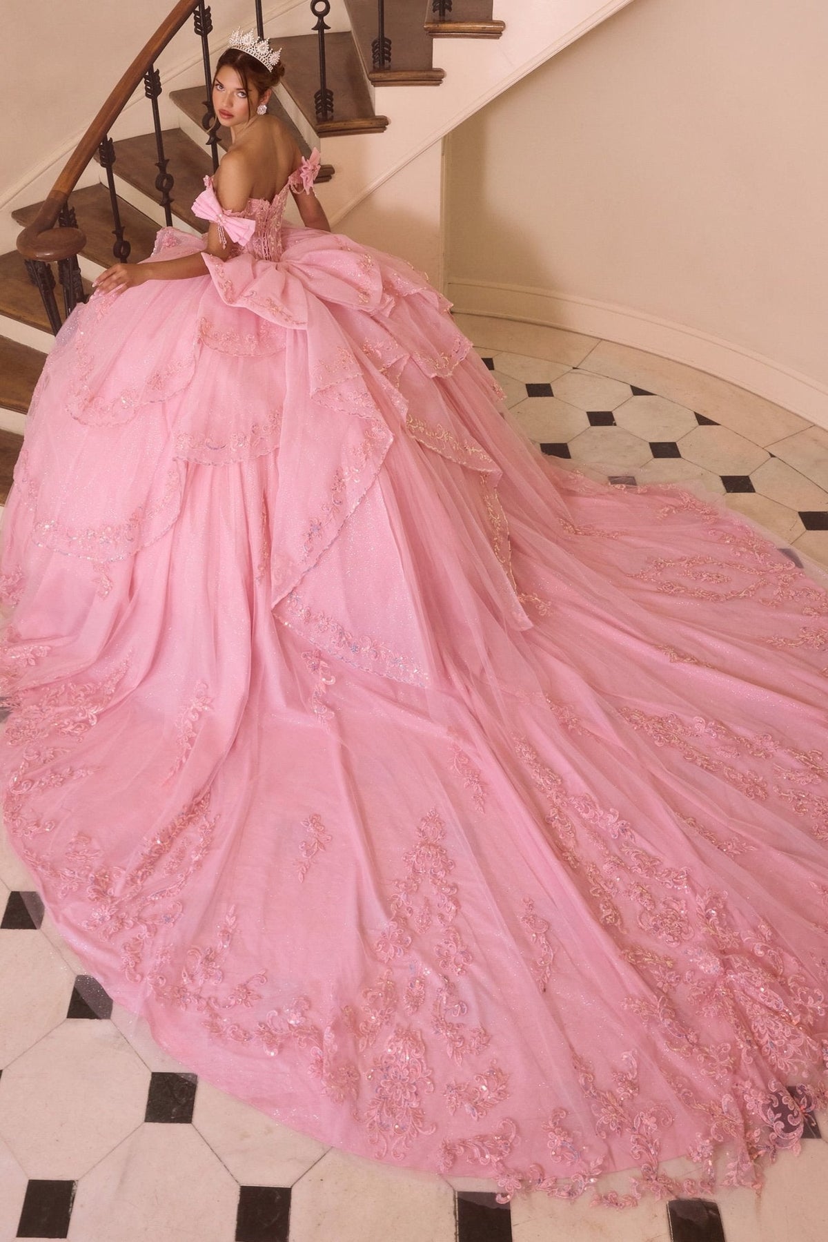 Vestido de XV años drapeado de tul con corset, pedrería y moño 15747