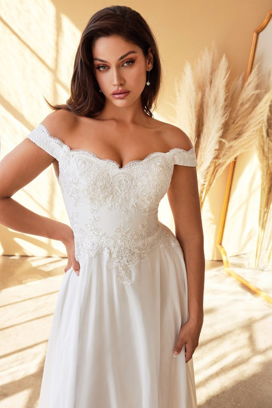 Vestido de novia corte A de encaje con flecos y abertura 7258W