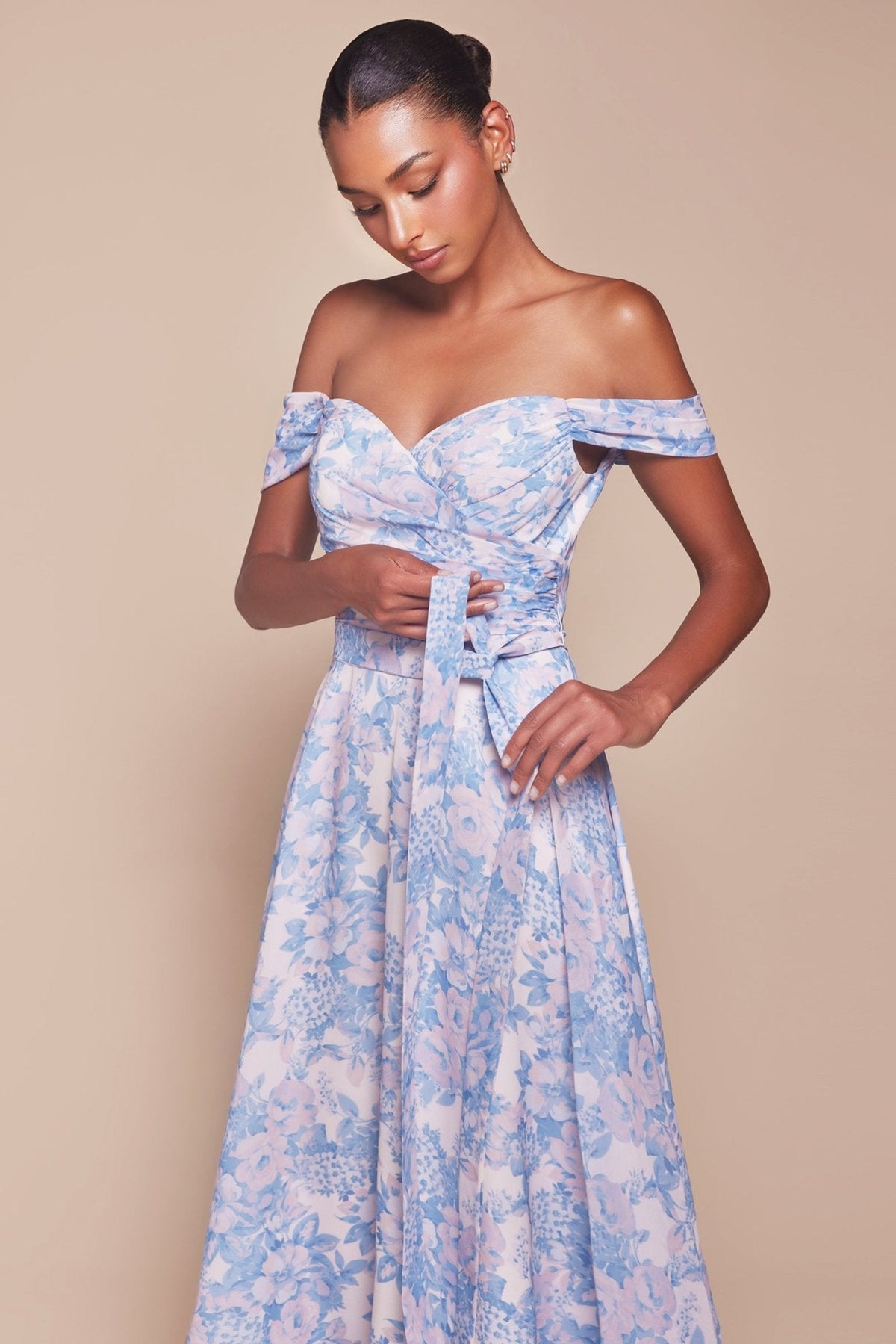Vestido de fiesta largo de satín y gasa con hombros descubiertos 7441