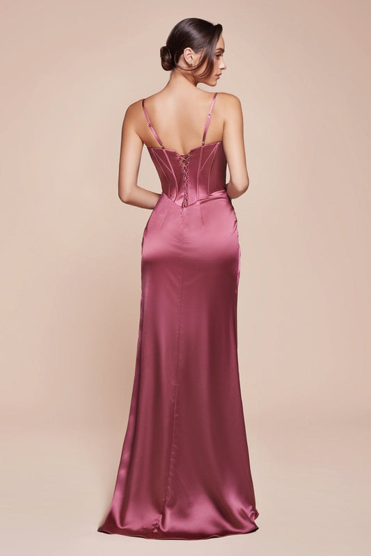 Vestido largo satinado con abertura, corset y escote corazón 7495