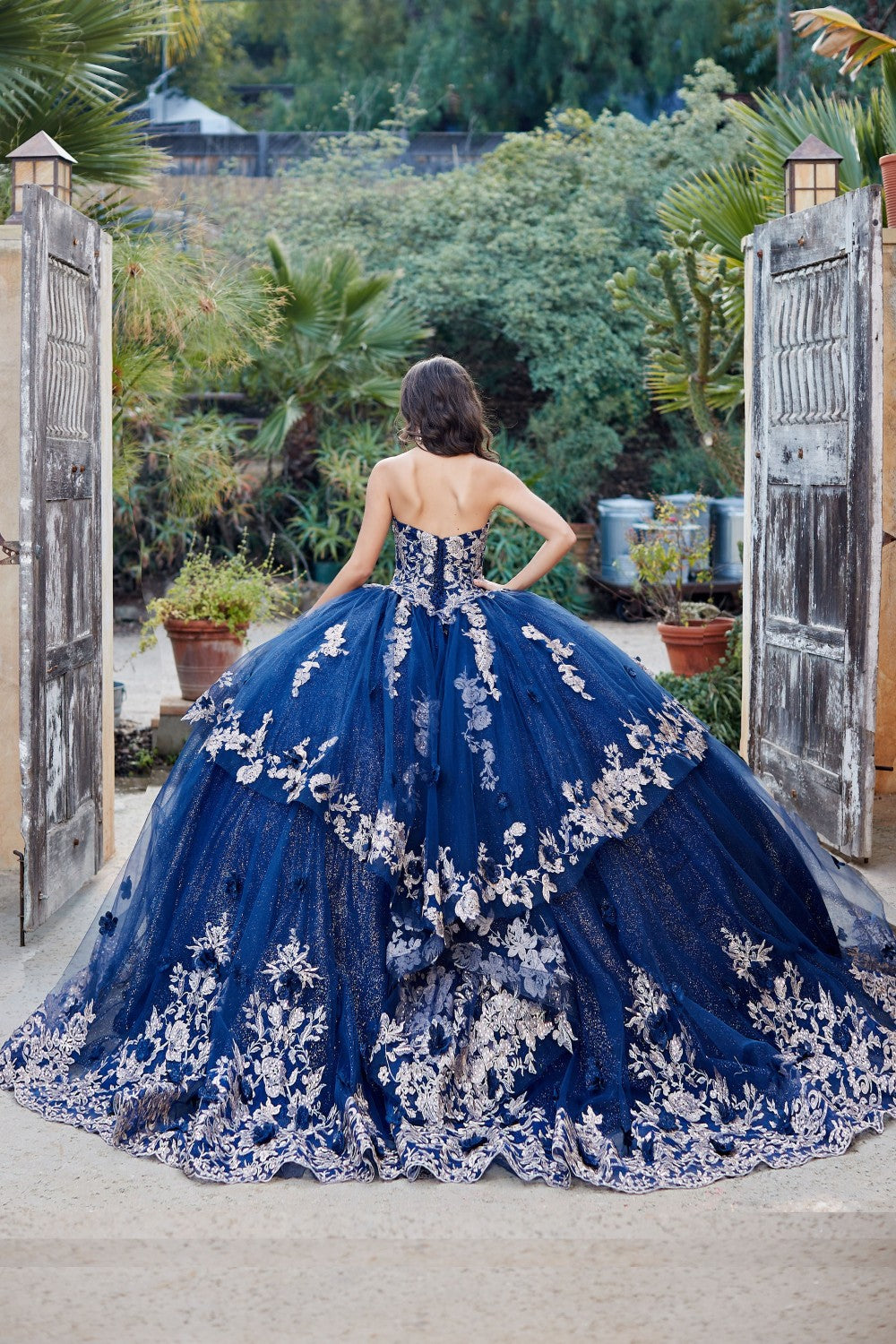Vestido de XV azul marino con bordado dorado en talla plus PQ1051