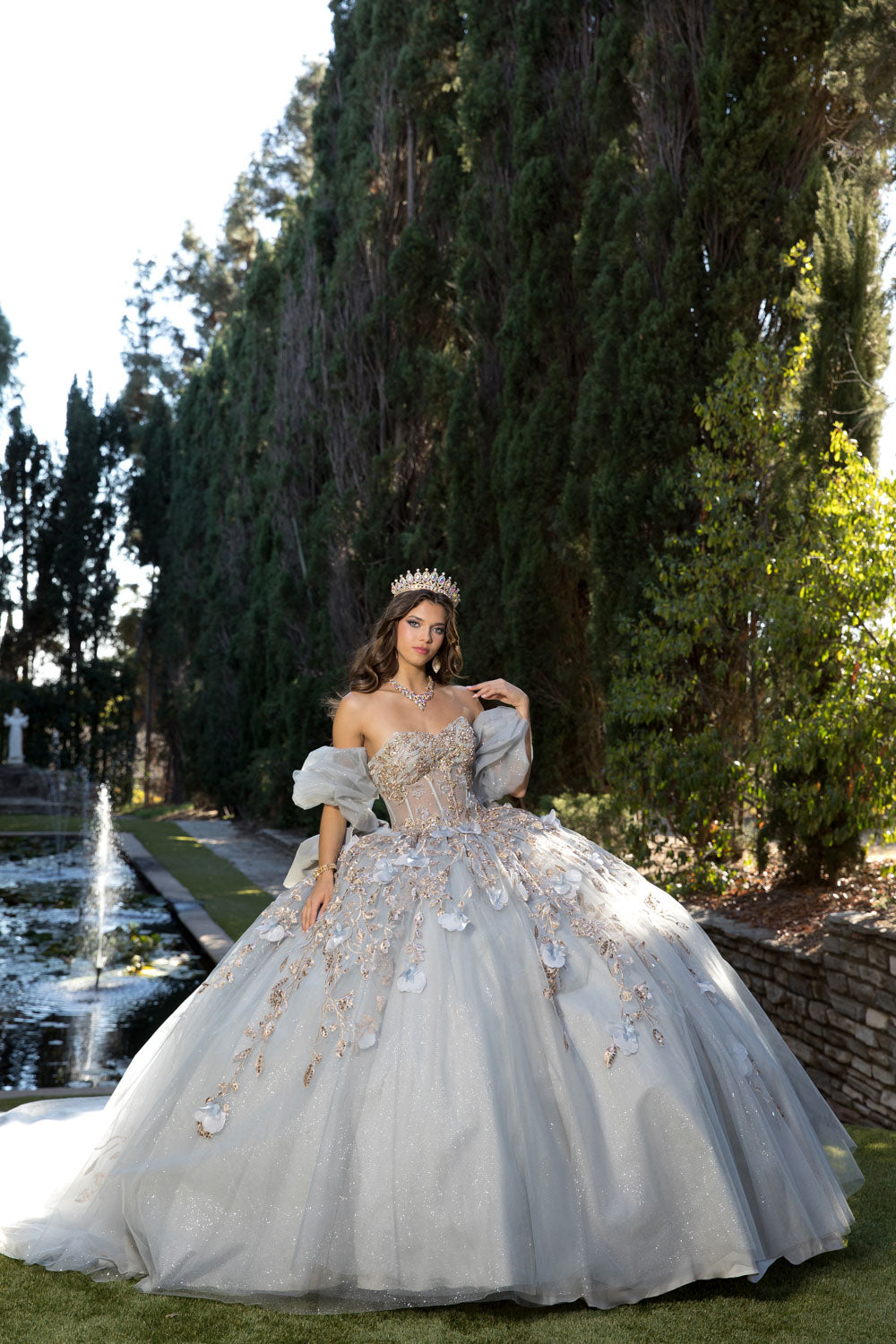 Vestido de XV gris y dorado con flores 3D en talla plus PQ1078
