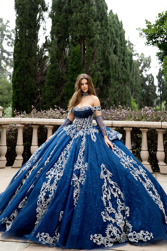 Vestido de XV con guantes, gargantilla y bordado plateado PQ1086