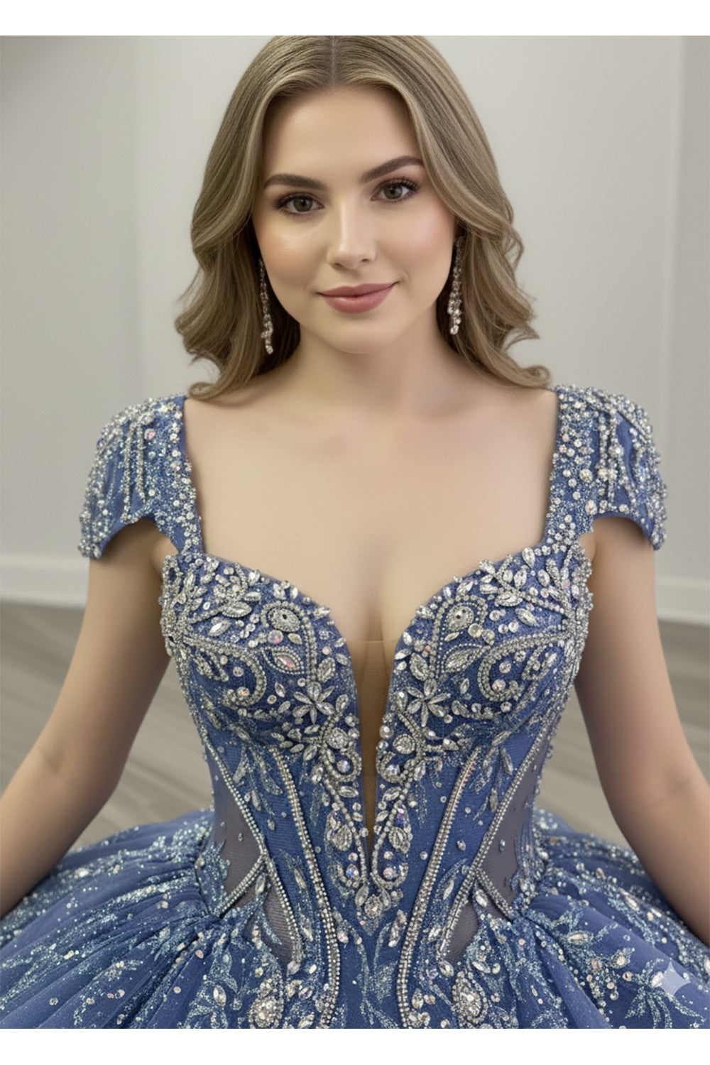 Vestido de XV azul con flecos de pedrería en talla plus PQ1110