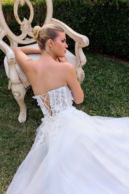 Vestido de novia strapless con flores 3D y corset transparente C174W