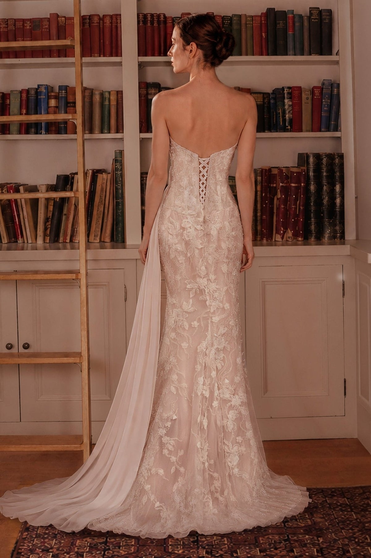 Vestido de novia drapeado de encaje con pedrería, corset y cola CB168W