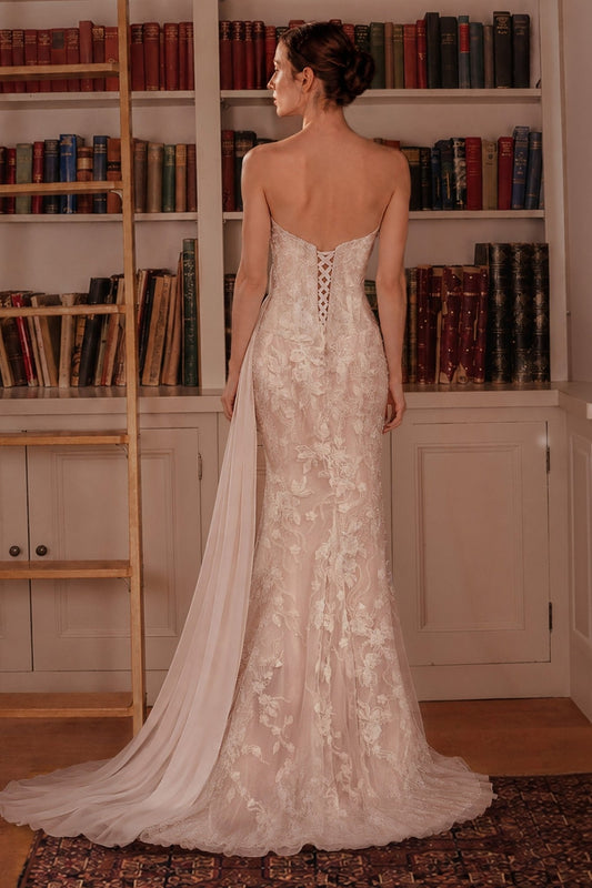 Vestido de novia drapeado de encaje con pedrería, corset y cola CB168W