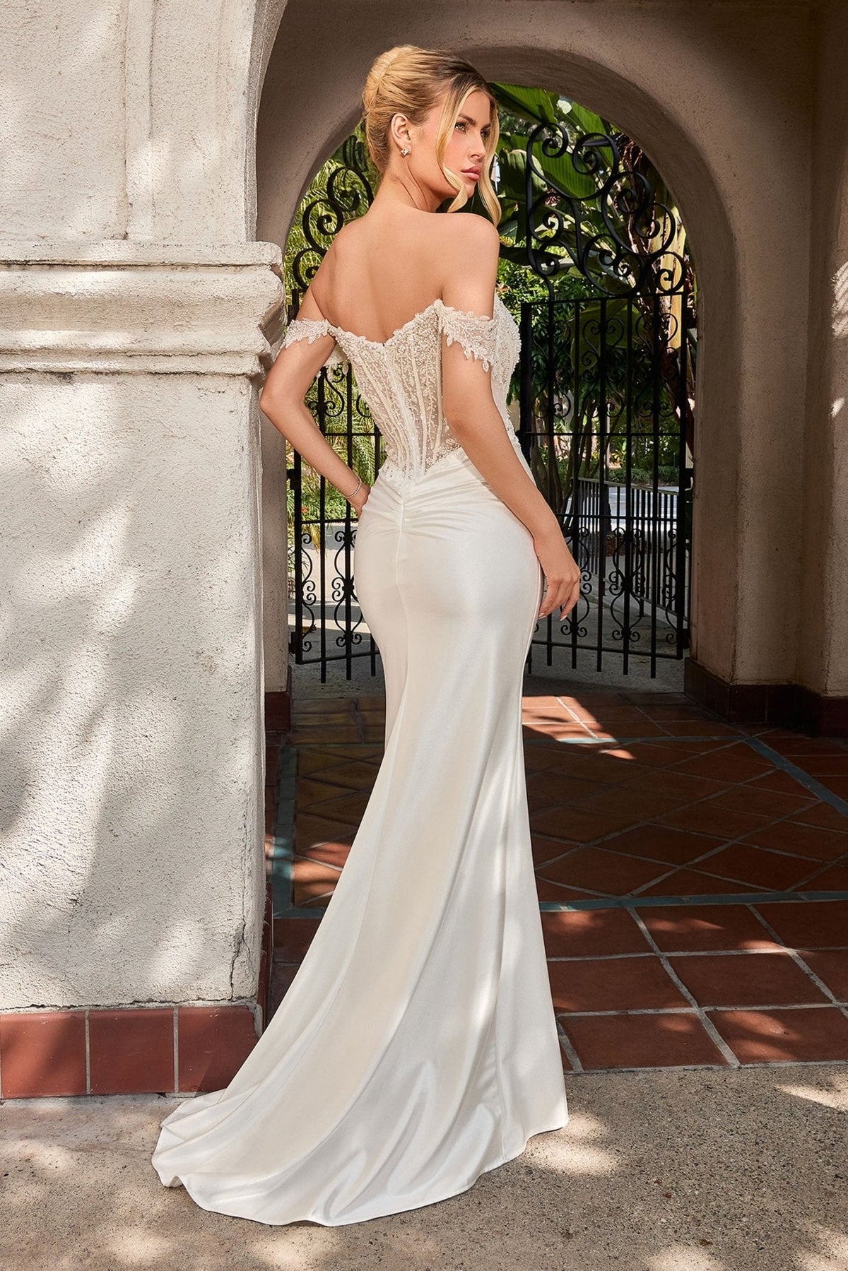 Vestido de novia satinado con abertura, corset y pedrería CC456W