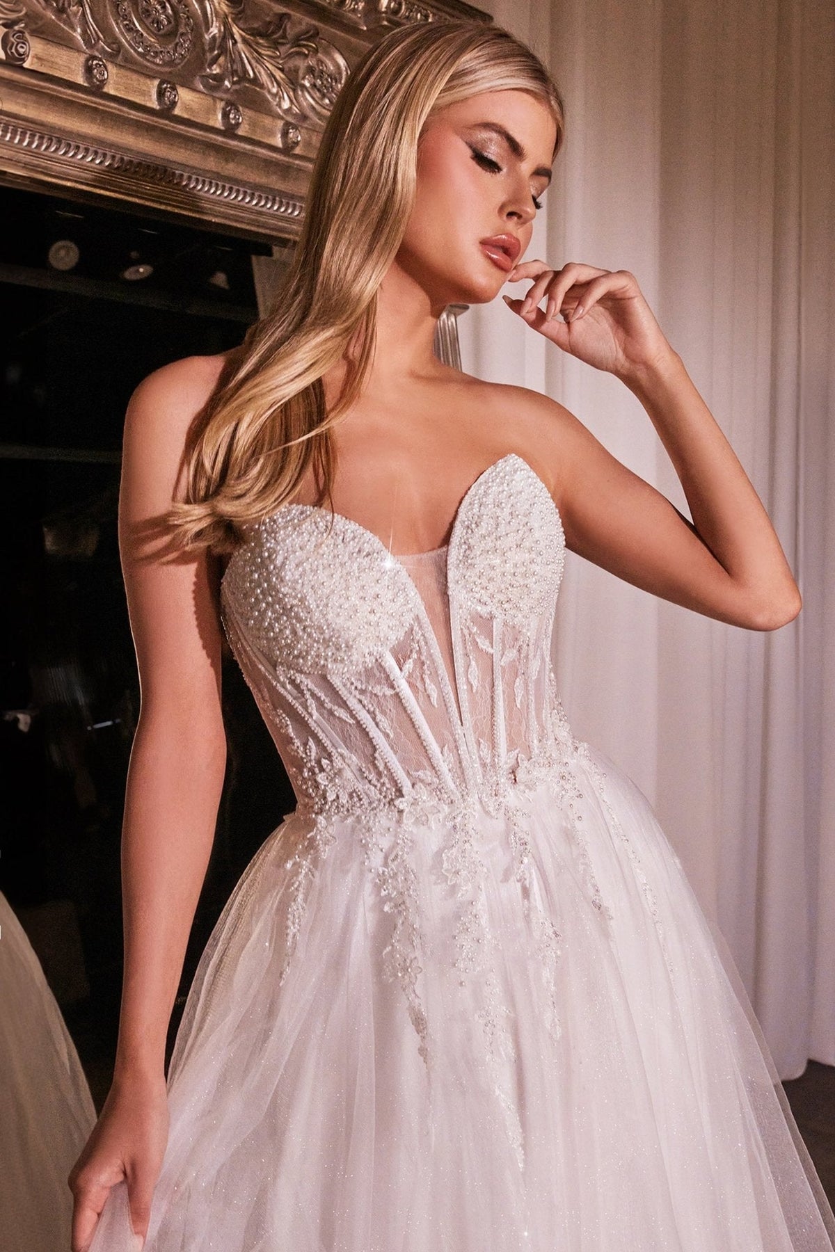 Vestido de novia strapless de tul con brillos y pedrería CD0230W