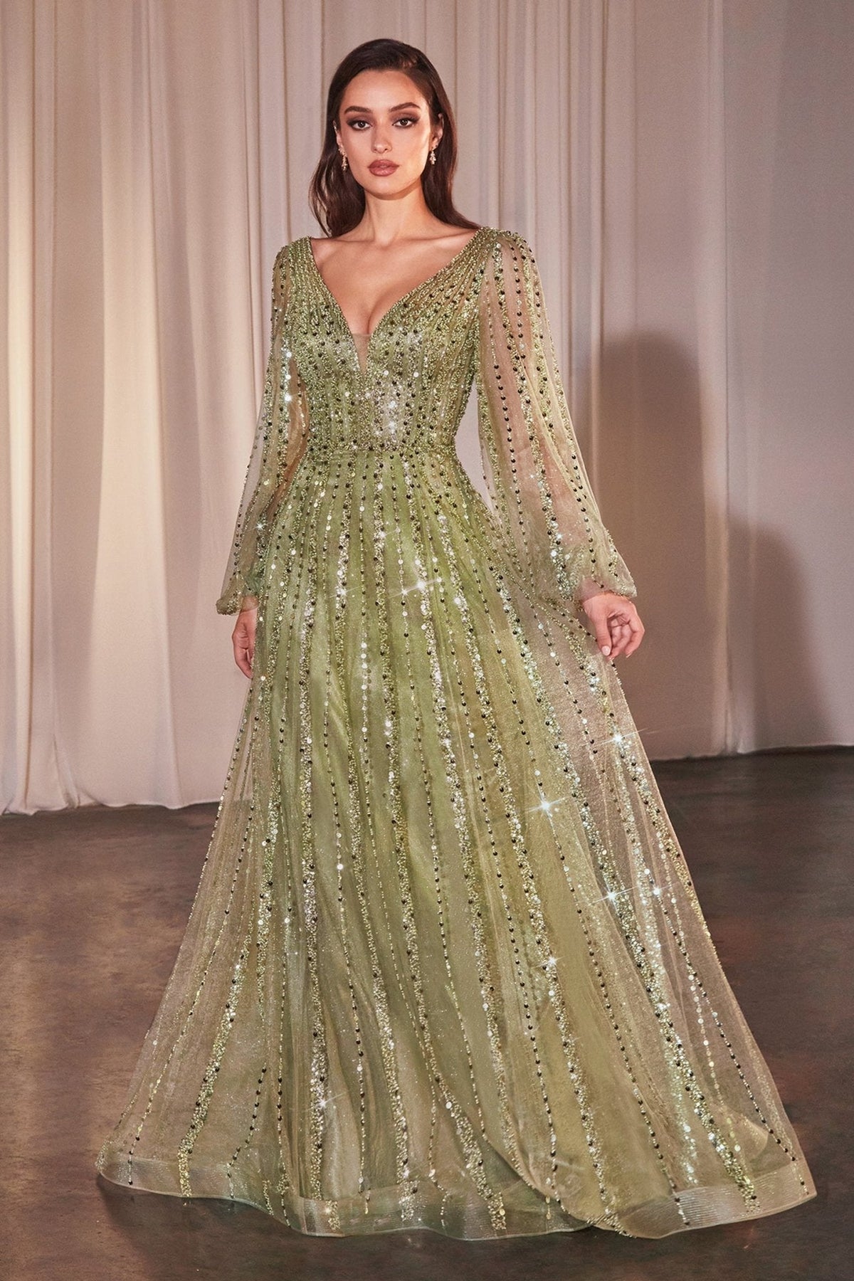 Vestido de gala de tul con manga larga, pedrería y escote en V CD0240