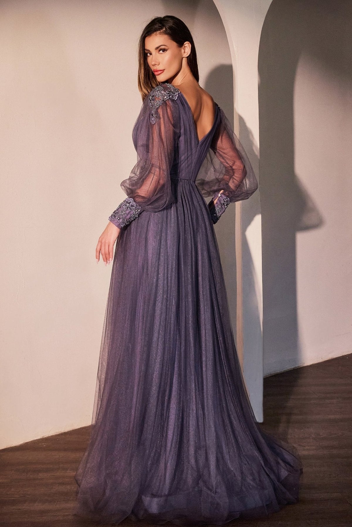 Vestido de gala corte A de encaje con manga larga y escote en V CD0938