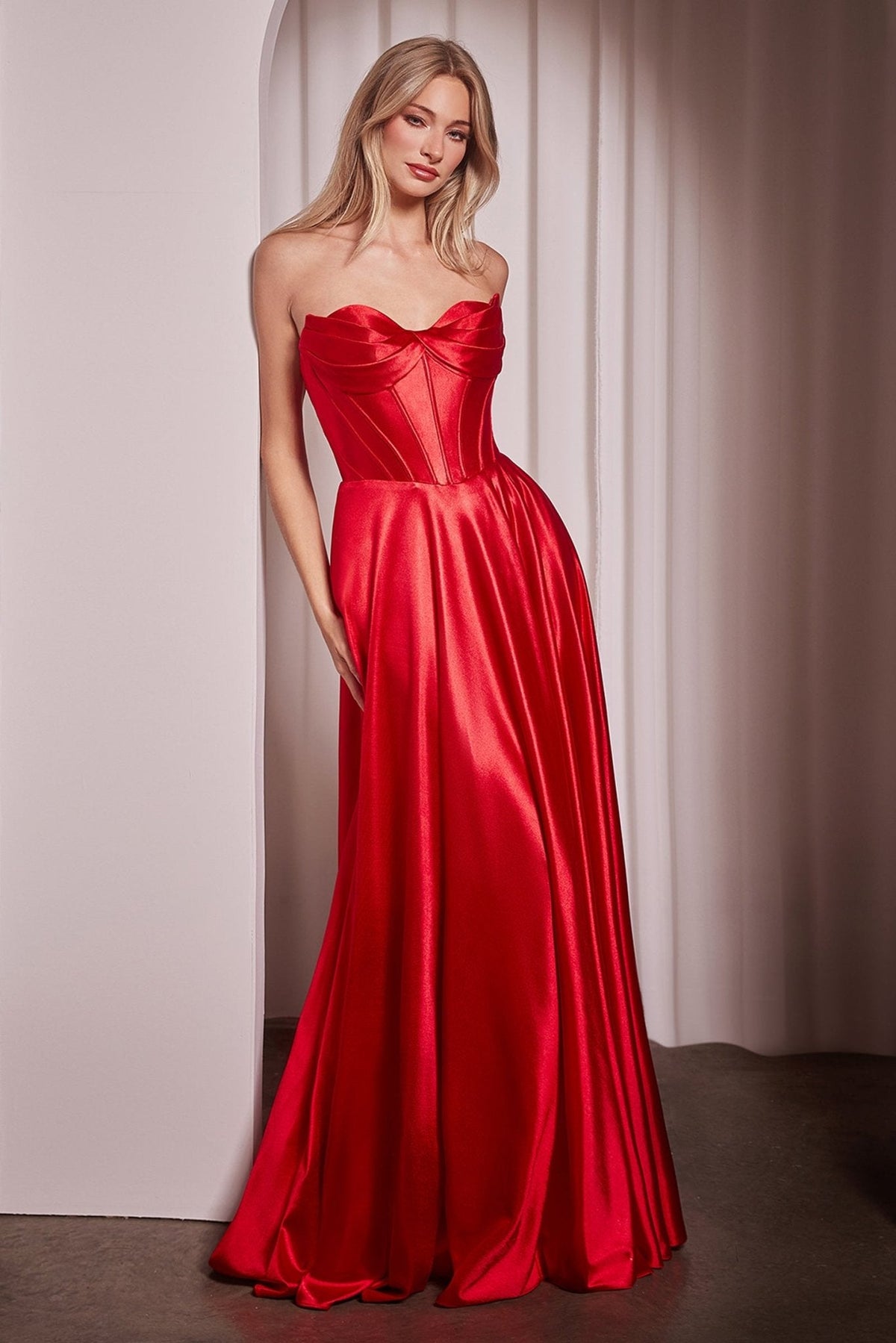 Vestido de noche satinado corte A con abertura y escote corazón CD378