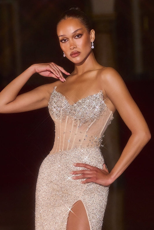 Vestido de gala ajustado de tul con abertura, pedrería y brillos CD404
