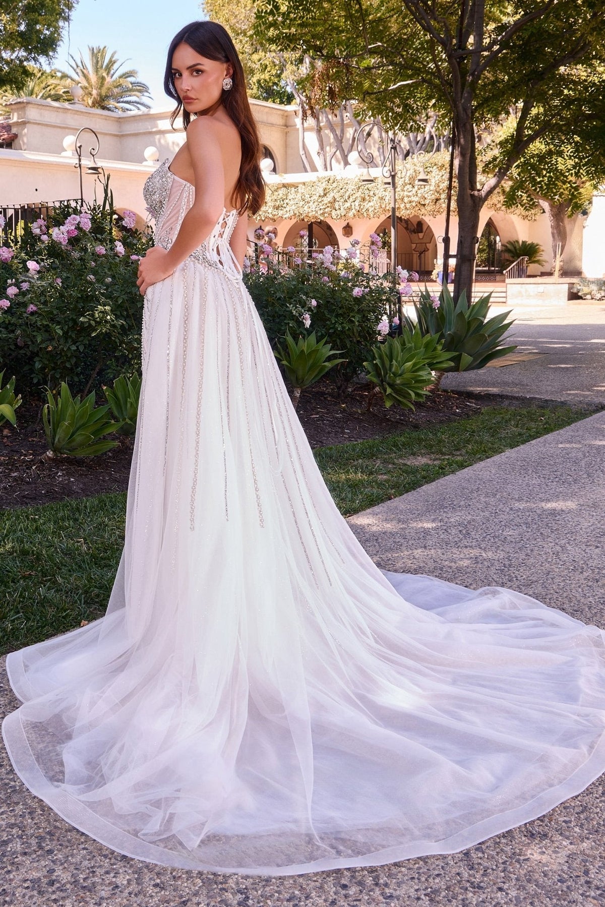 Vestido de novia ajustado de tul con brillos, pedrería y perlas CD643W