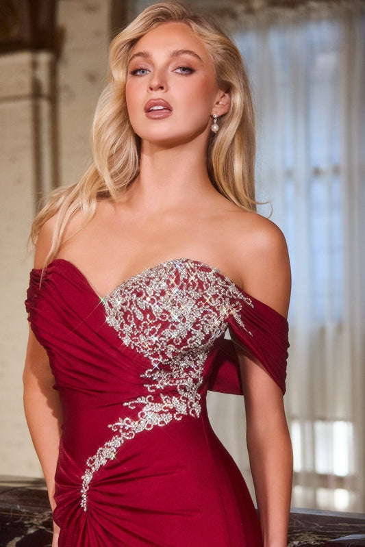 Vestido de noche satinado ajustado con pedrería y cola CD667