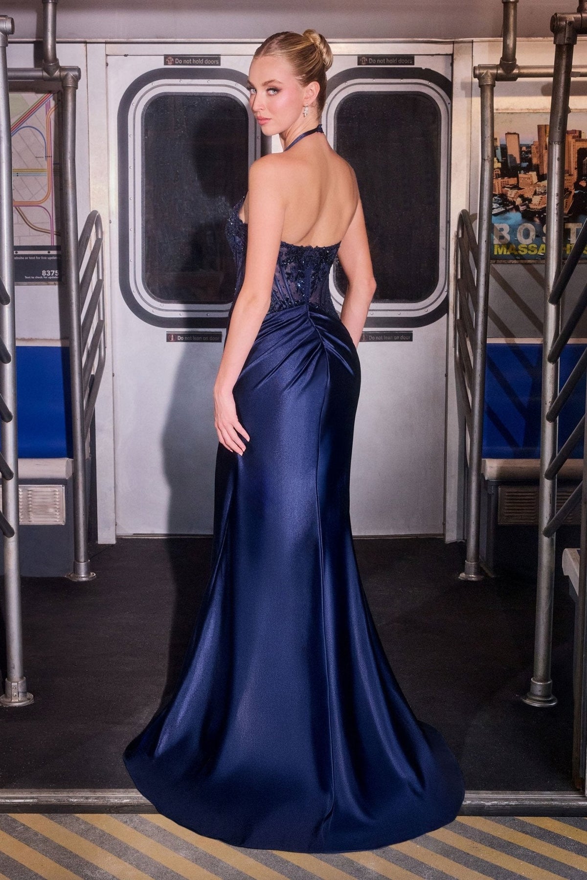 Vestido de graduación de satín y lentejuelas con cuello halter CD690