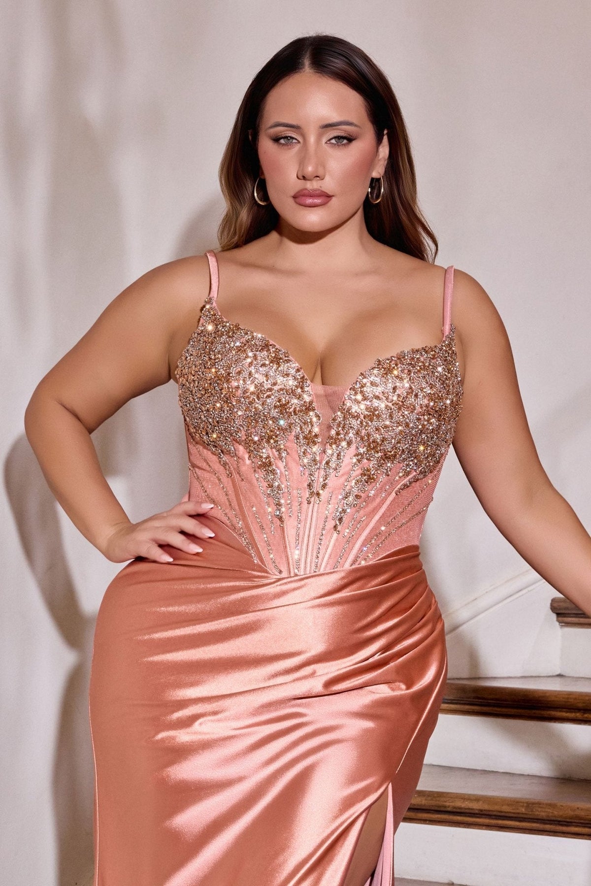 Vestido de graduación largo satinado con abertura en talla plus CD729C