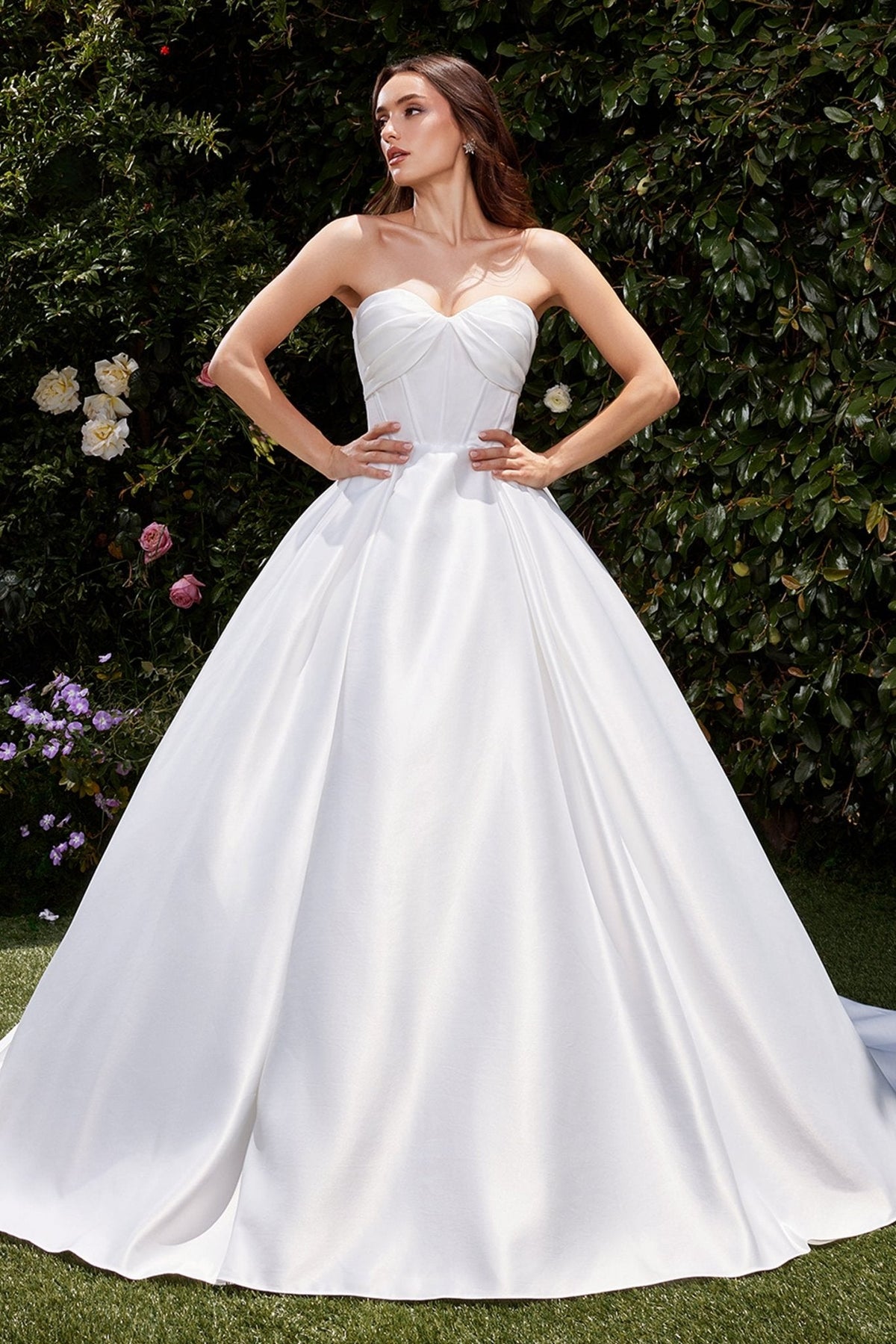 Vestido de novia satinado con escote corazón y cola CDS512W
