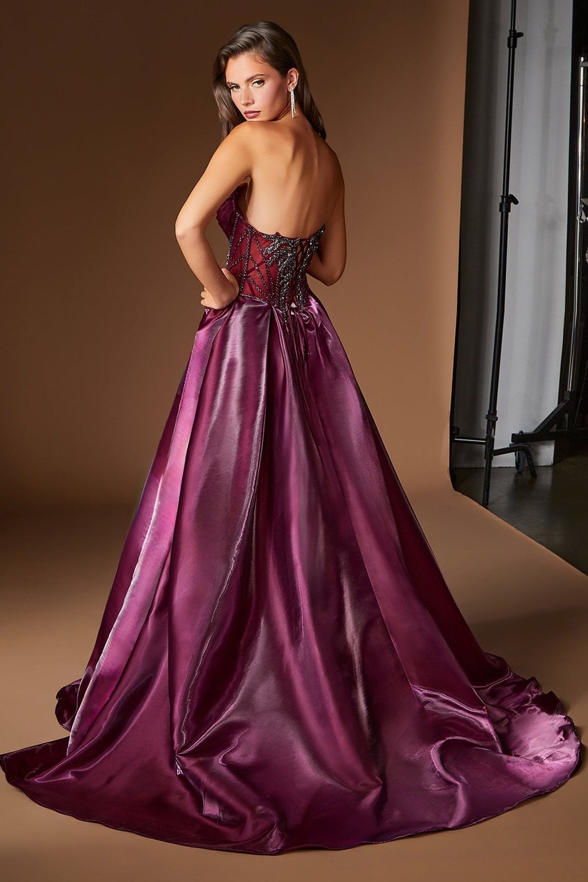 Vestido largo de satín y organza con brillos, pedrería y corset CDS568