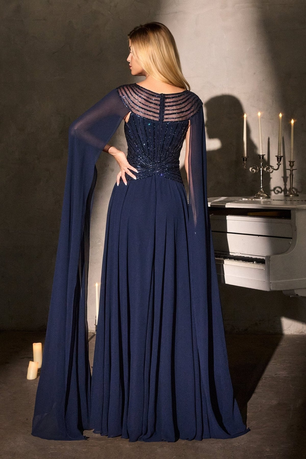 Vestido largo corte A de lentejuelas con capa y pedrería CL08