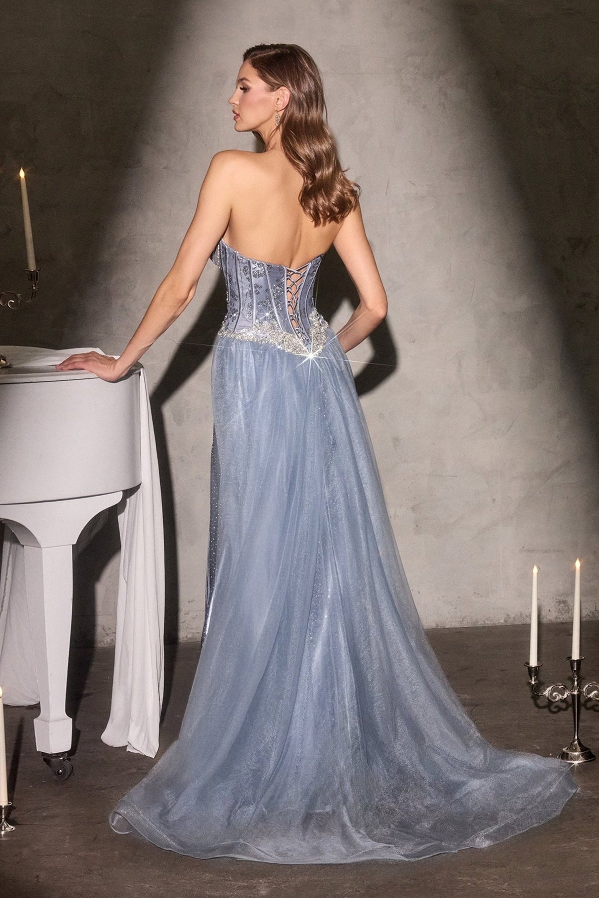 Vestido de graduación strapless con brillos, corset y abertura CM392