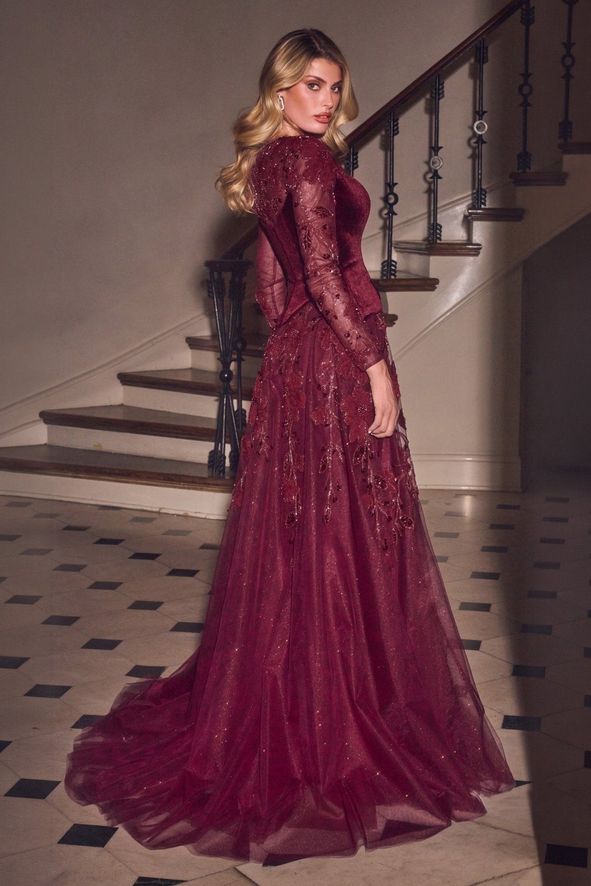 Vestido de noche largo bordado de terciopelo con pedrería y cola CM394