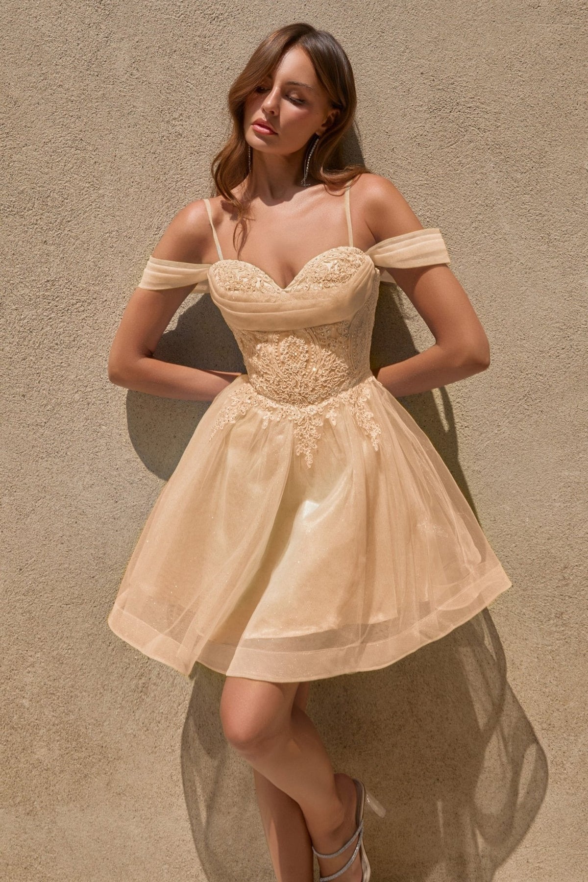 Vestido corto para damas drapeado de tul con brillos y corset CY024