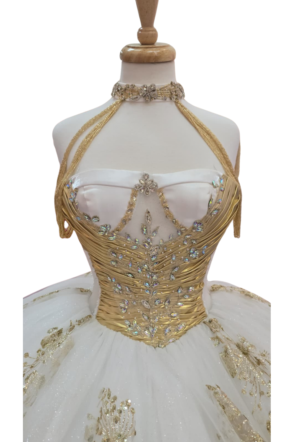 Vestido de XV strapless con corset dorado y tul blanco PQ1102