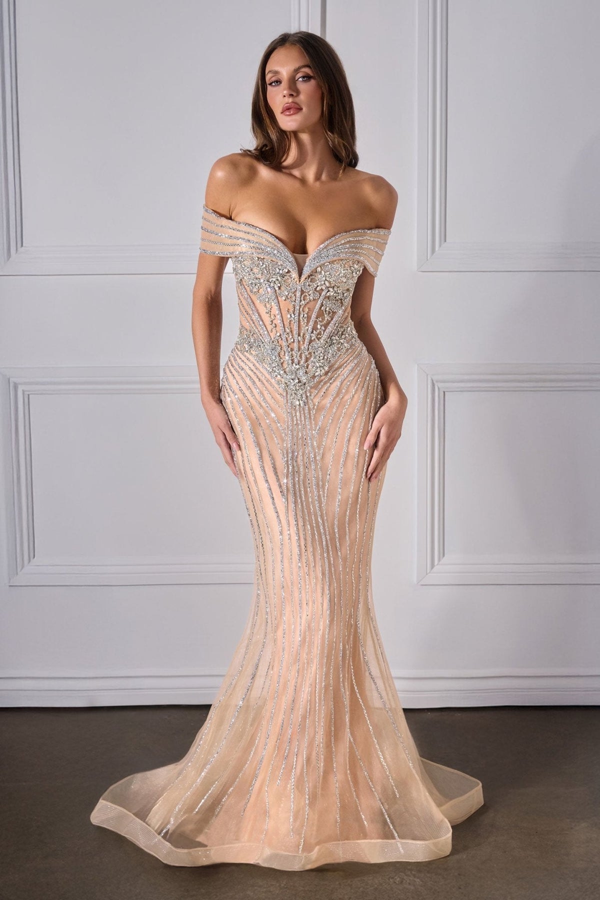 Vestido de noche de tul con hombros descubiertos y pedrería KV1130