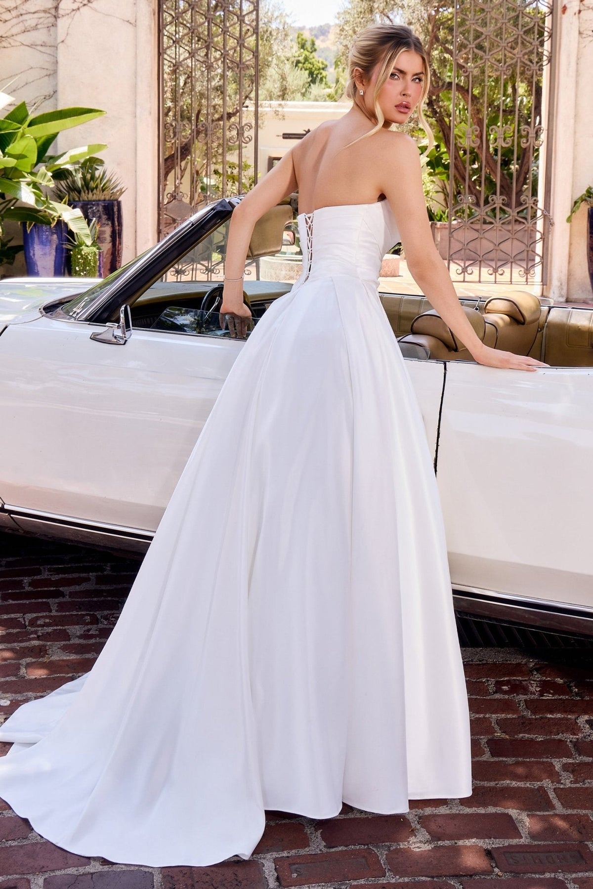 Vestido de novia satinado con escote corazón, corset y cola WN015