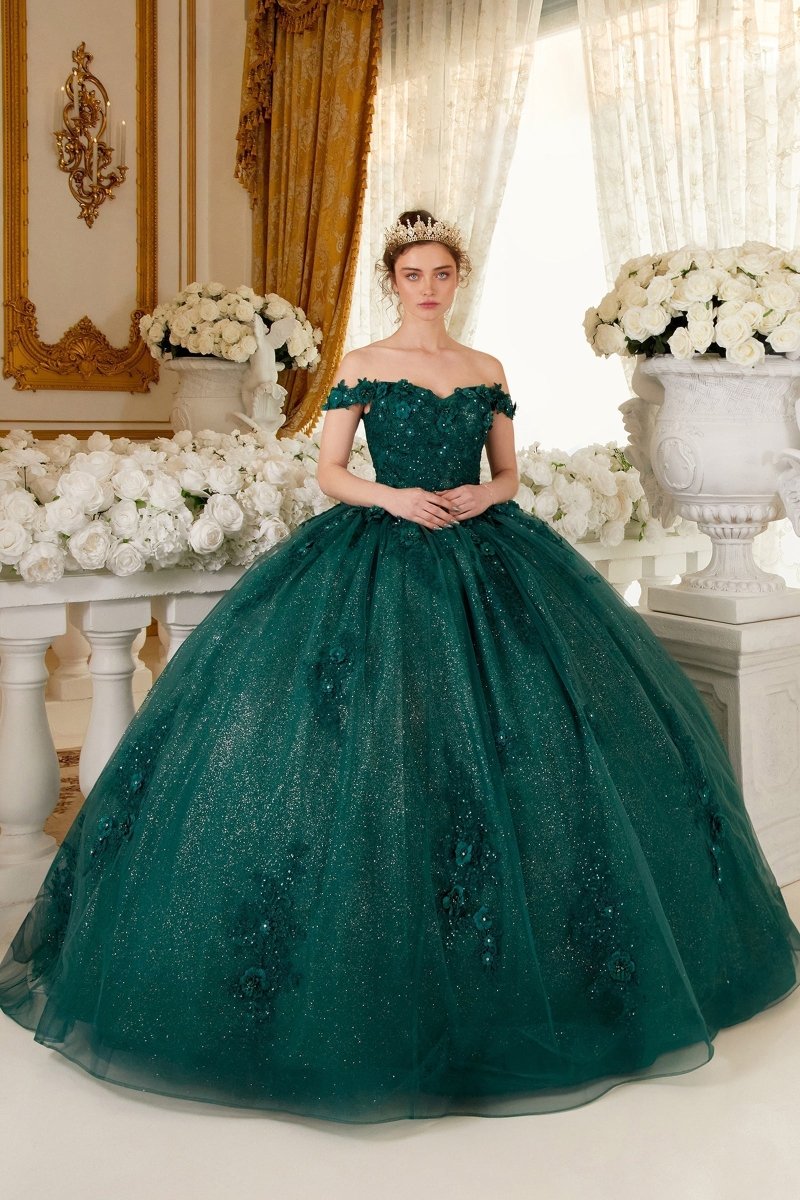 Vestido de XV de tul con hombros descubiertos, corset y brillos 15702