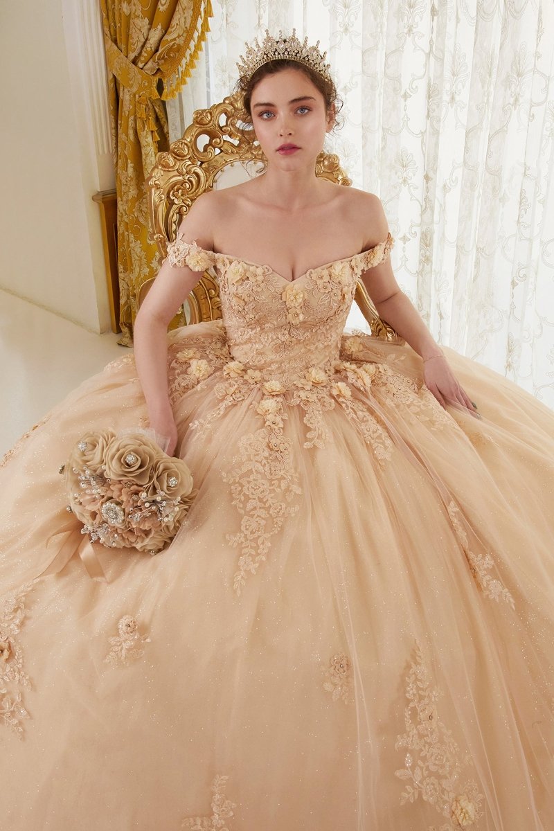 Vestido de XV de tul con hombros descubiertos, corset y brillos 15702