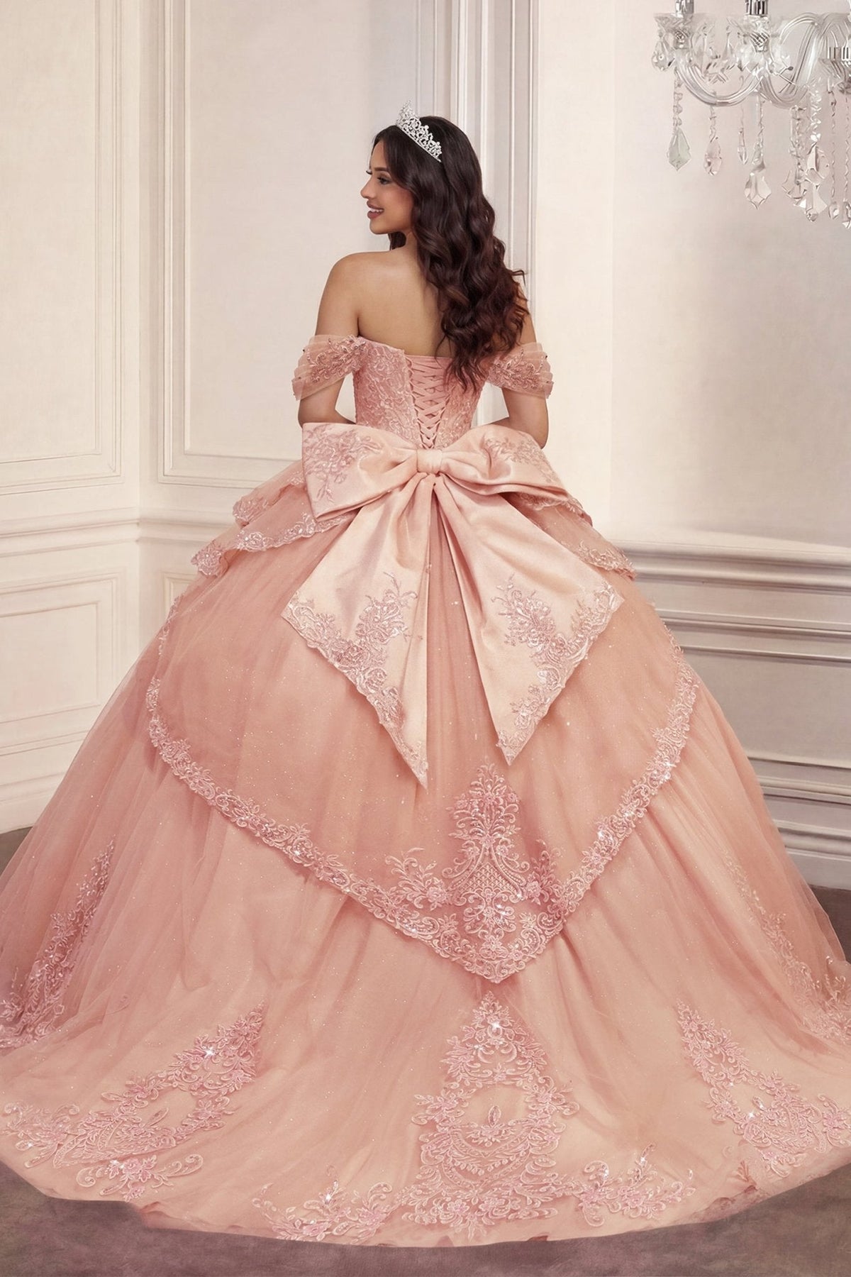 Vestido de XV de satín y encaje con brillos, moño y pedrería 15729