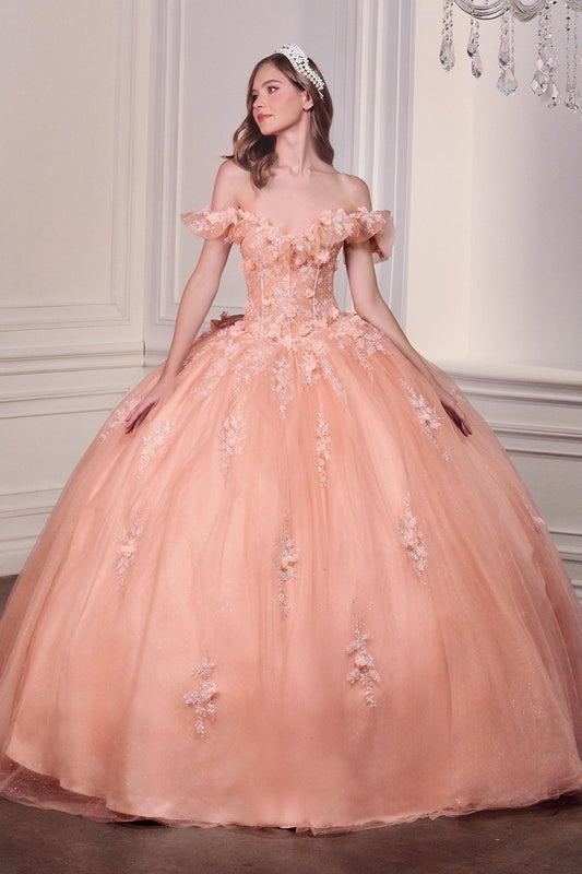 Vestido de XV de encaje bordado con flores 3D, brillos y moño 15731