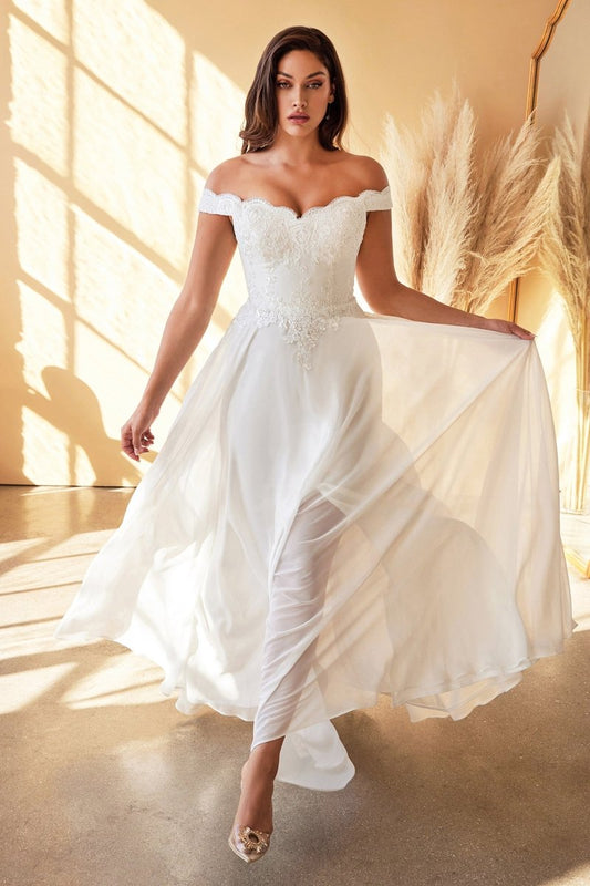 Vestido de novia corte A de encaje con flecos y abertura 7258W