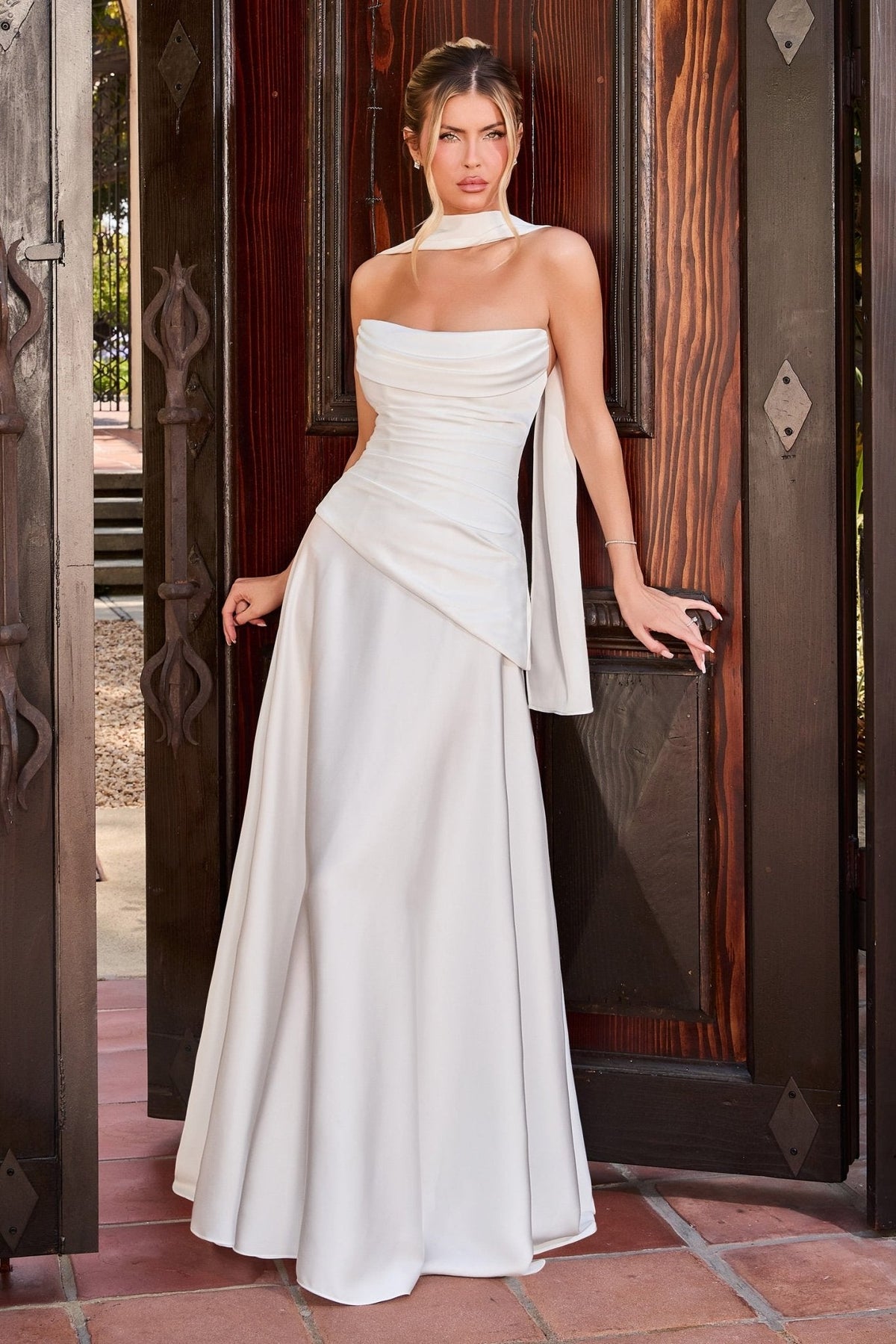 Vestido de novia satinado ajustado con cola y corset 7432W