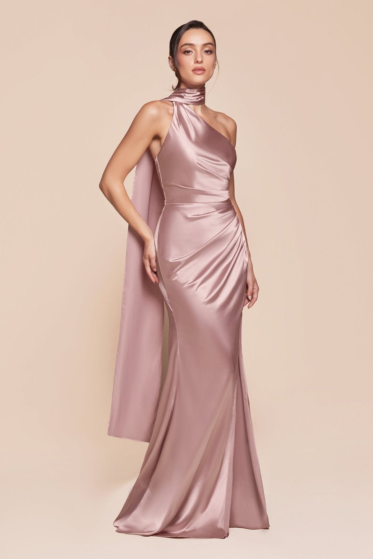 Vestido de noche largo satinado de un solo hombro con abertura 7454