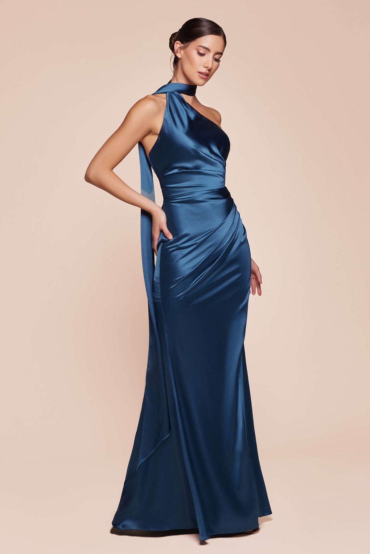Vestido de noche largo satinado de un solo hombro con abertura 7454
