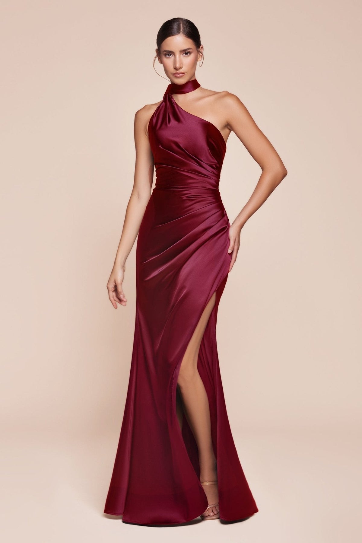 Vestido de noche largo satinado de un solo hombro con abertura 7454