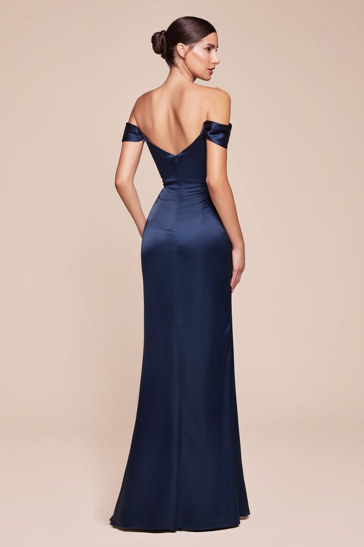 Vestido de noche largo satinado ajustado con hombros descubiertos 7492