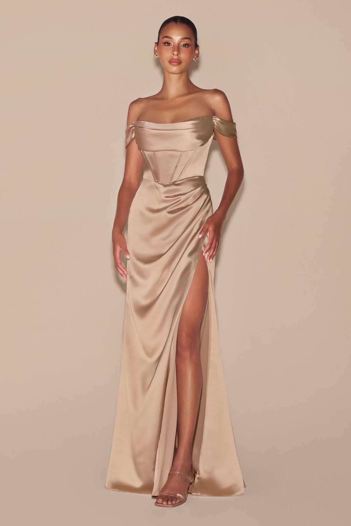 Vestido de noche largo satinado ajustado con hombros descubiertos 7492