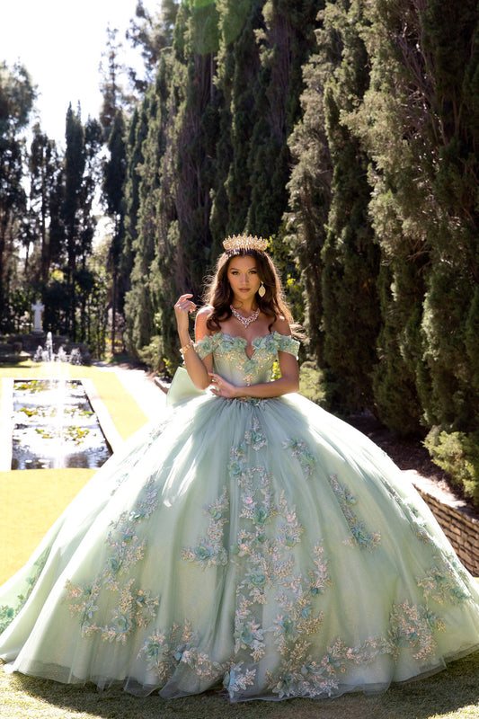 Vestido de XV verde salvia con flores 3D y moño en talla plus PQ1081
