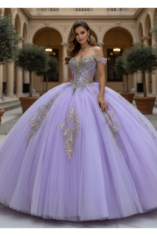 Vestido de XV lila con bordado dorado y hombros descubiertos PQ1101