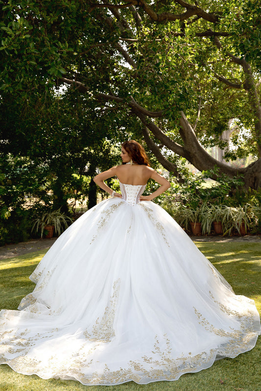Vestido de XV strapless con corset dorado y tul blanco PQ1102