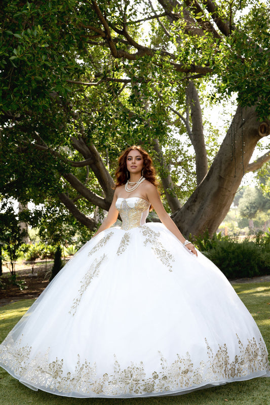 Vestido de XV strapless con corset dorado y tul blanco PQ1102
