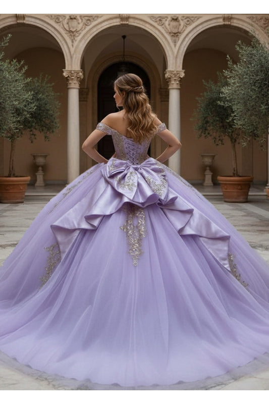 Vestido de XV lila con bordado dorado y hombros descubiertos PQ1101